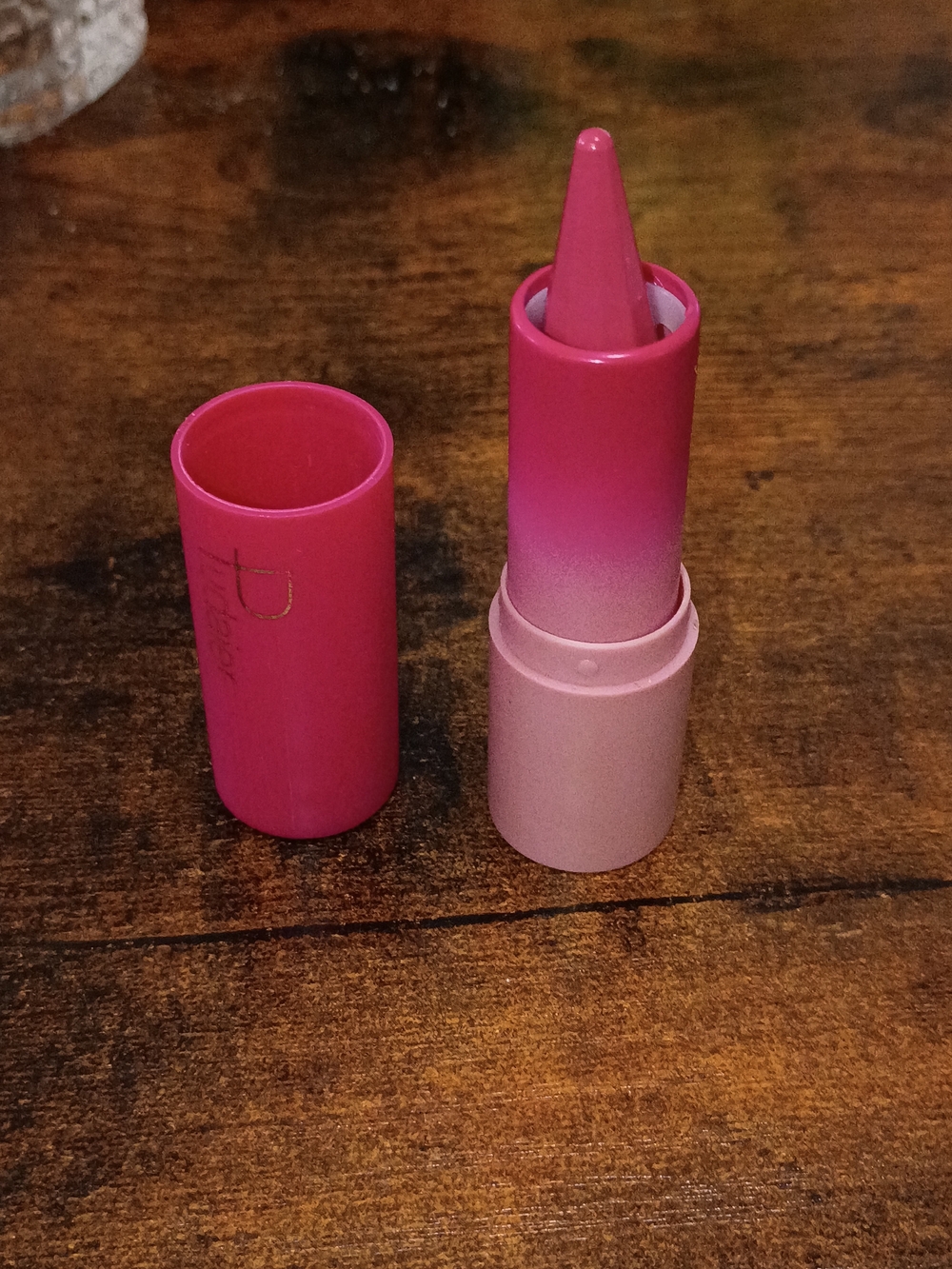 Hydrating Pink Twist-Up Lipstick — Creamy Bubblegum Shade
